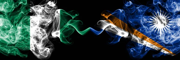 Nigéria vs Marshall-szigetek elvont füstös misztikus zászlók egymás mellett. Sűrű színű selymes füst zászlók a nigériai és Marshall-szigetek — Stock Fotó