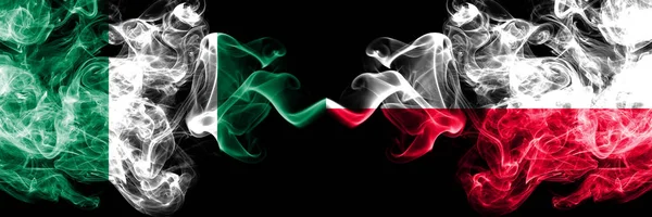 나이지리아 vs 폴란드, 폴란드 추상 연기나는 신비의 깃발 이 나란히 놓여 있다. 나이지리아와 폴란드, 폴란드, 폴란드의 짙은 색조의 누르스름 한 연기 깃발 — 스톡 사진