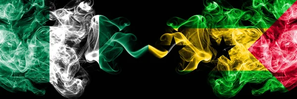 Nigérie vs Svatý Tomáš a Princův ostrov abstraktní kouřové mystické vlajky umístěné bok po boku. Silné barevné hedvábné dýmové vlajky Nigérie a Svatého Tomáše a Princova ostrova — Stock fotografie