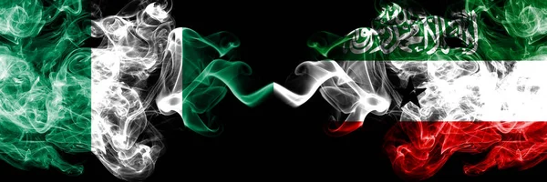 Nigeria vs Somaliland abstrakt rökiga mystiska flaggor placeras sida vid sida. Tjockfärgade silkeslena rökflaggor från Nigeria och Somaliland — Stockfoto