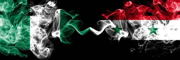 Nigeria vs syria, syrien abstrakte rauchige mystische Fahnen nebeneinander platziert. dicke farbige seidene Rauchfahnen von nigerianisch und syrisch, syrisch — Stockfoto