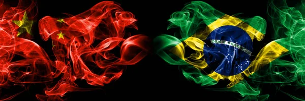 China vs Brasil, bandeiras de fumaça brasileiras colocadas lado a lado. Bandeiras de fumo sedoso coloridas grossas de Chinês e Brasil, Brasileiro — Fotografia de Stock