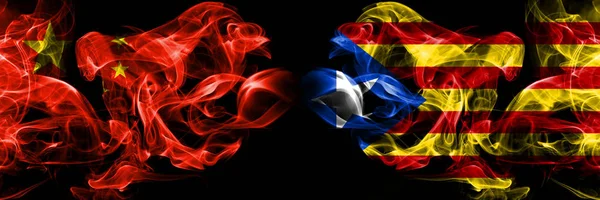 Kína vs Katalónia, Spanyolország füst zászlók egymás mellé. Vastag színes selymes füst zászlók, a kínai és a Catalonia, Spanyolország — Stock Fotó
