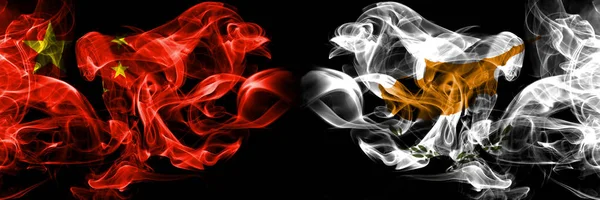 Čína vs Kypr, Cyprian kouřit příznaky, které jsou umístěny vedle sebe. Silné barvené hedvábné kouře příznaky Číňané a Kypr, Cyprian — Stock fotografie