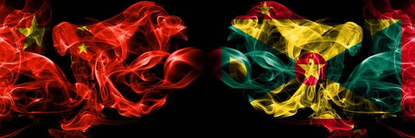 Bandiere fumo China vs Grenada affiancate. Bandiere di fumo spesse colorate e setose di cinesi e Grenada — Foto Stock