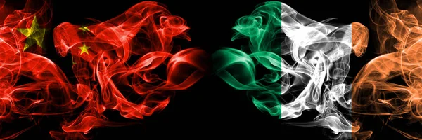 Kína vs Írország, ír füst zászlók egymás mellé. Vastag színes füst zászlói selymes kínai és Írország, ír — Stock Fotó