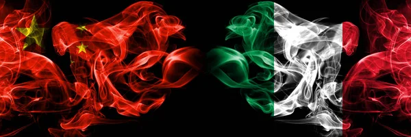 China vs Itália, bandeiras de fumaça italianas colocadas lado a lado. Bandeiras de fumaça sedosa de cor grossa de chinês e Itália, italiano — Fotografia de Stock