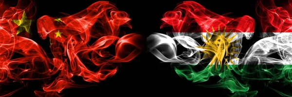 Çin vs Kurdistan, Kürt duman bayrakları yan yana yerleştirilir. Çin ve Kürdistan, Kürtçe kalın renkli ipeksi duman bayrakları — Stok fotoğraf