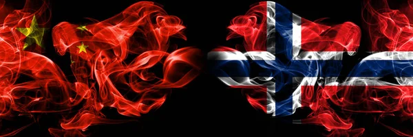 Kína vs Norvégia, norvég füst zászlók elhelyezett egymás mellett. Vastag színes selymes füstjelzők a kínai és Norvégia, norvég — Stock Fotó