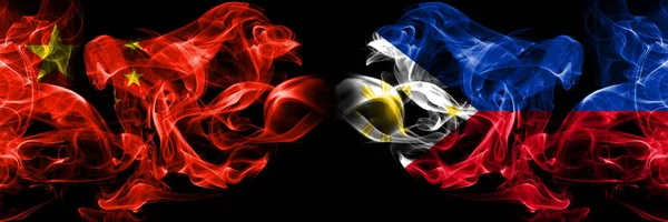 Kina vs Filippinerna, filippinska rök flaggor placeras sida vid sida. Tjocka färgade silkes len rök flaggor av kinesiska och Filippinerna, filippinska — Stockfoto