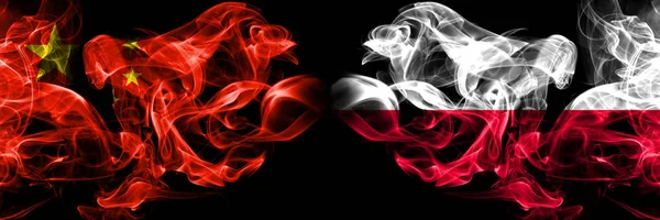China vs Polonia, banderas de humo polacas colocadas lado a lado. Banderas de humo sedoso de color grueso de China y Polonia, polaco —  Fotos de Stock