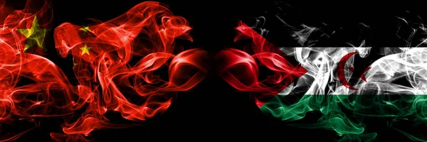 Bandeiras de fumaça da China vs Sahrawi colocadas lado a lado. Bandeiras de fumaça sedosa coloridas grossas de chinês e sarauí — Fotografia de Stock