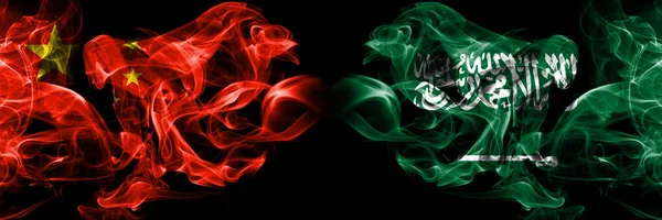 中国对沙特阿拉伯, 阿拉伯烟火高面并排。厚彩色的中国和沙特阿拉伯的丝质烟旗, 阿拉伯 — 图库照片