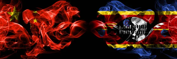 China vs Swaziland, bandiere fumogene Swazi affiancate. Bandiere di fumo spesse colorate e setose di cinesi e Swaziland, Swazi — Foto Stock