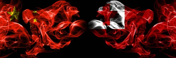 China vs Tonga, banderas de humo de Tonga colocadas una al lado de la otra. Banderas de humo sedoso de color grueso de China y Tonga, Tonga — Foto de Stock