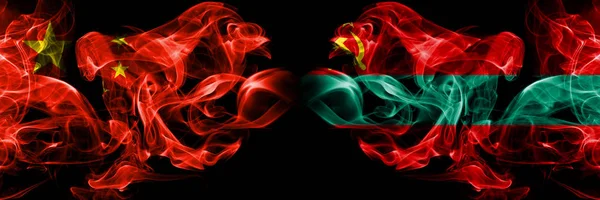 China vs Transnistrien Rauchfahnen nebeneinander platziert. dicke, seidige Rauchfahnen aus China und Transnistrien — Stockfoto