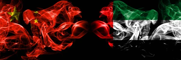 Chine vs Émirats arabes unis, drapeaux de fumée émiratis placés côte à côte. Drapeaux de fumée soyeux de couleur épaisse des Émirats arabes unis et chinois, Émirats arabes unis — Photo