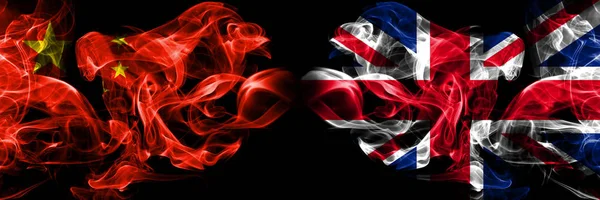 Chine vs Royaume-Uni, drapeaux de fumée britanniques placés côte à côte. Drapeaux de fumée soyeux de couleur épaisse de la Chine et du Royaume-Uni, britannique — Photo
