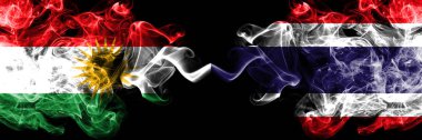 Kürdistan - Tayland maçı, yan yana yerleştirilmiş Tayland dumanı bayrakları. Bu...
