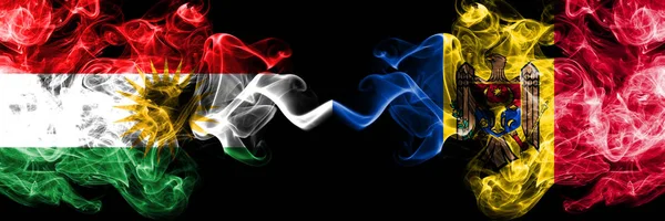 Kurdistan vs moldawien, moldawische Rauchfahnen nebeneinander platziert. — Stockfoto