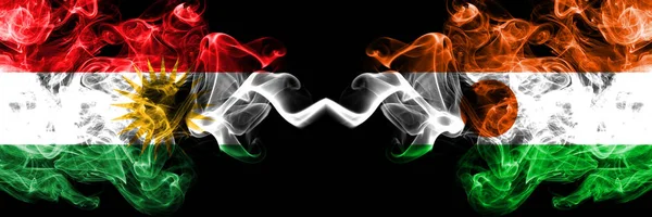 Kurdistan vs niger, nigerianische Rauchfahnen nebeneinander platziert. th — Stockfoto