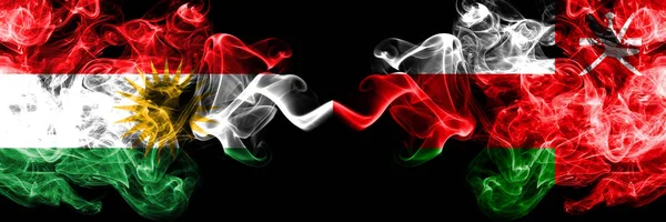Курдистан против Омана, оманские дымовые флаги, размещенные бок о бок. Толстый — стоковое фото