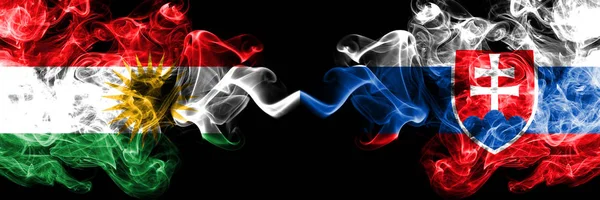 슬로바키아 쿠르디스탄 과 슬로바키아 사이에 있는, 슬로바키아의 연기 깃발 — 스톡 사진