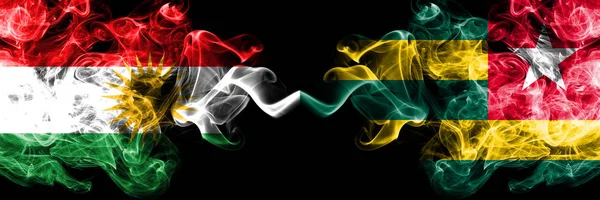 Kurdistan vs Togo, togolesiska rökflaggor placerade sida vid sida. Det är... — Stockfoto