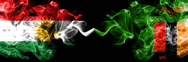 Курдистан против Замбии, замбийские дымовые флаги, размещенные бок о бок. Th — стоковое фото