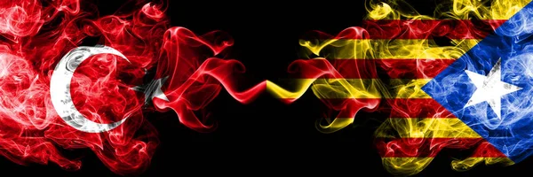 Turquia vs Catalunha, Espanha bandeiras de fumaça colocadas lado a lado. Bandeiras de fumo sedoso de cor grossa da Turquia e Catalunha, Espanha — Fotografia de Stock
