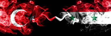 Suriye 'ye karşı Türkiye, yan yana yerleştirilmiş Suriye duman bayrakları. Türkiye ve Suriye 'nin kalın renkli dumanlı bayrakları