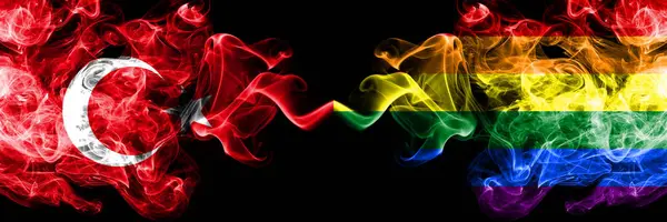 Turkey vs Gay pride bandiere fumogene affiancate. Fumo di seta di colore spessa bandiere di orgoglio turco e gay — Foto Stock