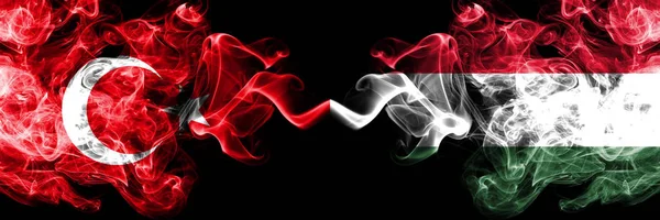 土耳其对匈牙利，匈牙利烟雾旗并排放置。 土耳其和匈牙利、匈牙利厚重的彩色丝状烟雾旗 — 图库照片
