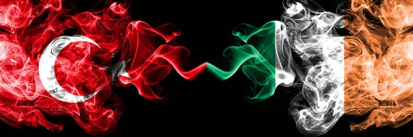 Turquie vs Irlande, drapeaux de fumée irlandais placés côte à côte. Drapeaux de fumée soyeux de couleur épaisse de Turquie et d'Irlande, Irlandais — Photo