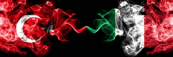 터키와 이탈리아 사이에는 이탈리아의 담배 깃발 이 나란히 놓여 있었다. 터키와 이탈리아, 이탈리아, 터키, 이탈리아의 짙은 실무스 름 한 연기 깃발 — 스톡 사진