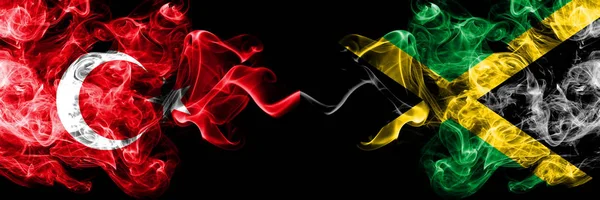 Turkey vs Jamaica, bandiere giamaicane affumicate affiancate. Bandiere di fumo spesse colorate e setose di Turco e Giamaica, Giamaicano — Foto Stock
