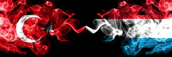 Turcja vs Luksemburg flagi dymu umieszczone obok siebie. Grube jedwabne flagi dymu tureckiego i luksemburskiego — Zdjęcie stockowe