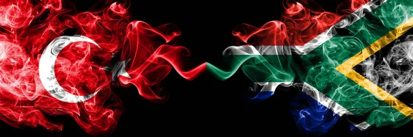Turkije vs Zuid-Afrika, Afrikaanse rookvlaggen naast elkaar geplaatst. Dikke gekleurde zijdeachtige rook vlaggen van Turkse en Zuid-Afrika, Afrikaanse — Stockfoto