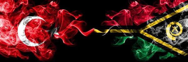 Banderas de humo Turquía vs Vanuatu colocadas una al lado de la otra. Banderas de humo sedoso de color grueso de Turquía y Vanuatu —  Fotos de Stock