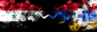 Suriye vs Artsakh duman bayrakları yan yana yerleştirilmiş. Suriye ve Artsakh ipeksi duman bayrakları renkli kalın