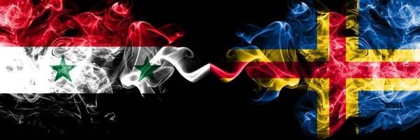 Syrien vs Aland rök flaggor placeras sida vid sida. Tjock färgad silkeslen rök flaggor av syriska och Åland — Stockfoto