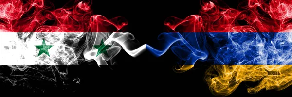 Сирия против Армении, армянские дымовые флаги, размещенные бок о бок. Толстые цветные шелковистые флаги Сирии и Армении, армянский — стоковое фото