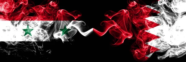 Syria vs Bahrajn, bahrańskie flagi dymne umieszczone obok siebie. Grube jedwabne flagi dymne Syrii i Bahrajnu, Bahrajn — Zdjęcie stockowe