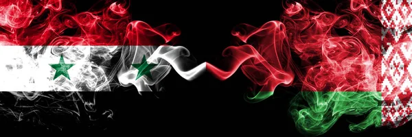 Συρία εναντίον Λευκορωσίας, λευκορωσικές σημαίες τοποθετημένες η μία δίπλα στην άλλη. Χοντρά χρωματιστά μεταξένια σημαίες καπνού της Συρίας και της Λευκορωσίας, της Λευκορωσίας — Φωτογραφία Αρχείου