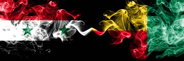 Syrien vs Benin, beninesiska rökflaggor placerade sida vid sida. Tjock färgad silkeslen rök flaggor av syriska och benin, beninesiska — Stockfoto