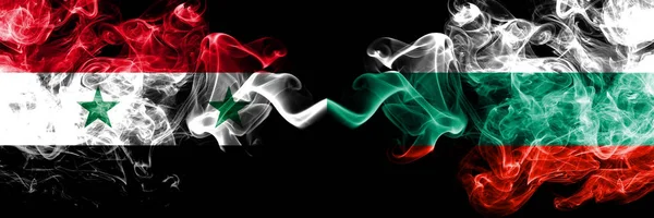 Siria contro Bulgaria, bandiere fumogene bulgare affiancate. Bandiere di fumo spesse colorate di seta di Siria e Bulgaria, Bulgaria — Foto Stock