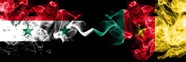 Сирія проти Камеруну, Камерунські димові прапори розміщені пліч-о-пліч. Товсті брудні прапори диму в Сирії та Камеруні (Камерун). — стокове фото