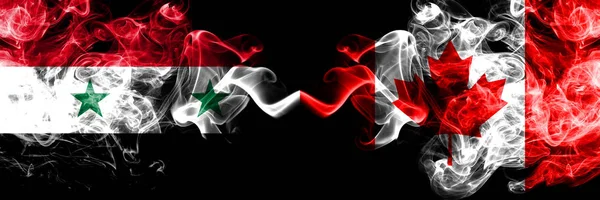 Сирія проти Канади, канадські димові прапори розміщені пліч-о-пліч. Товсті кольорові прапори шовкового диму в Сирії та Канаді, Канада. — стокове фото