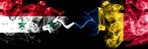 Syria vs Czad, Czadyjskie flagi dymne umieszczone obok siebie. Grube jedwabne flagi dymne Syrii i Czadu, Czadu — Zdjęcie stockowe