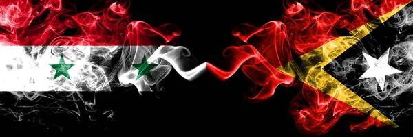 시리아 vs 동티모르 연기 플래그 나란히 배치. 두꺼운은 시리아와 동 티 모어의 부드러운 연기 플래그 색 — 스톡 사진